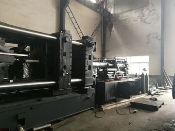 Máquina plástica da modelação por injeção da cubeta da pintura de 580 toneladas para a fatura diferente do tamanho