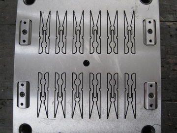 Cavidades plásticas da máquina de molde 16 da injeção fria do corredor para o grampo plástico
